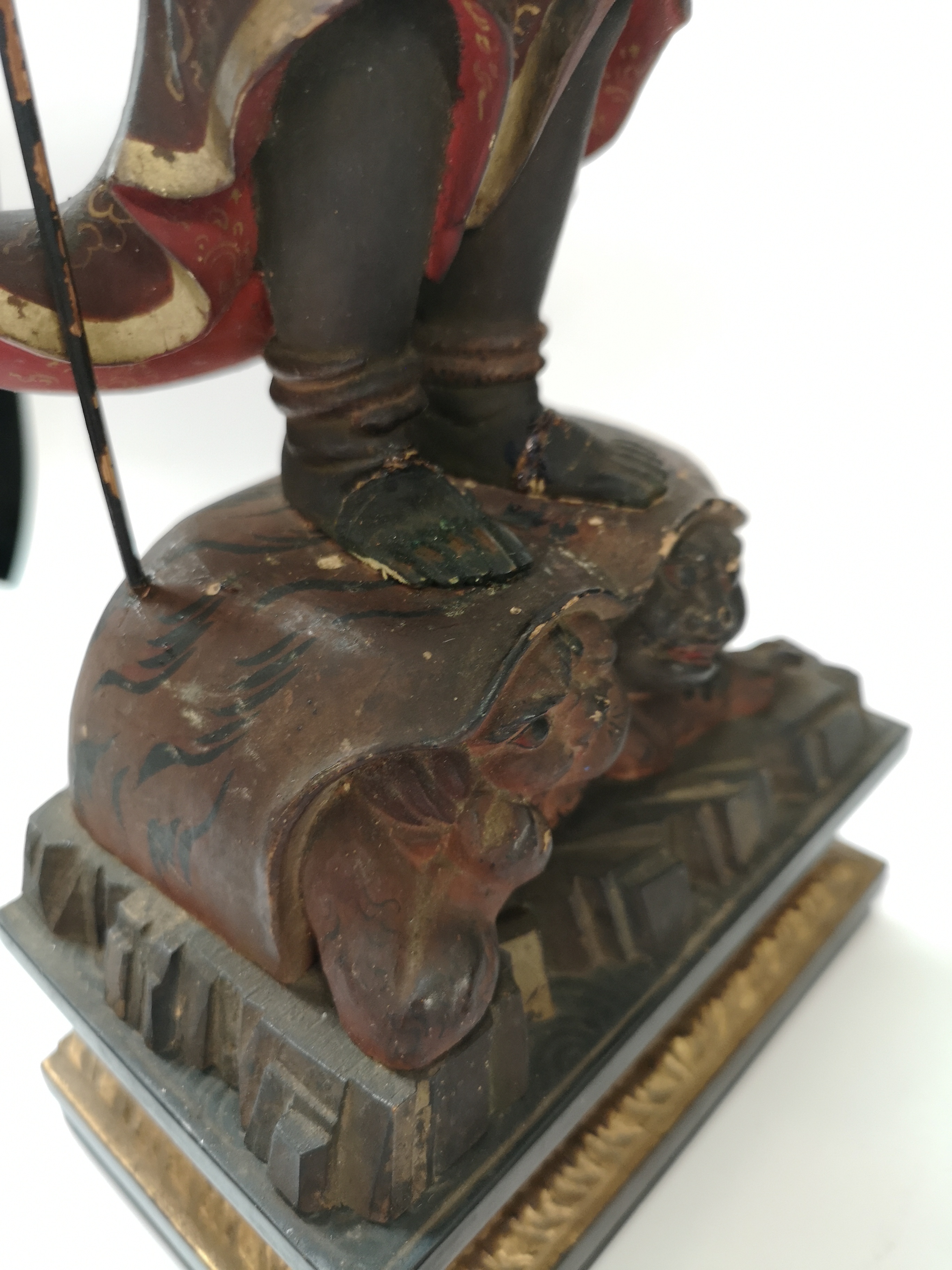 A JAPANESE EDO CARVED WOODEN AND POLYCHROME DEITY STATUE AND SHRINE Standing pose with two - Image 12 of 20