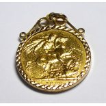 A VICTORIAN 22ct GOLD SOVEREIGN COIN AND 9ct GOLD MOUNT Dated 1890 with George and dragon to