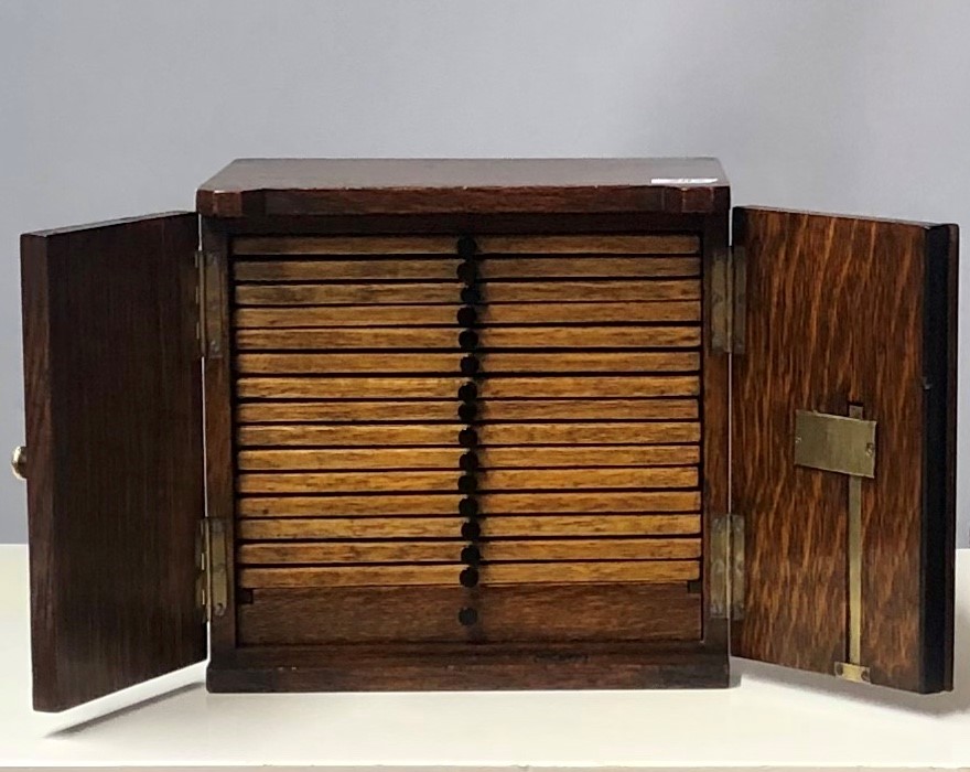 AN EARLY 20TH CENTURY OAK TABLE TOP COLLECTOR'S CHEST In the form of a safe, the two doors with - Image 3 of 3