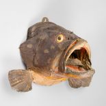 A LARGE LATE 19TH/EARLY 20TH CENTURY TAXIDERMY FISH HEAD.