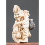 A LATE 19TH/EARLY 20TH CENTURY NETSUKE IVORY CARVING. Meiji period, signed. (h 4.5cm)