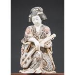 A LATE 19TH/EARLY 20TH CENTURY JAPANESE IVORY OKIMONO GEISHA CARVING. Meiji period, signed. (h 16cm)