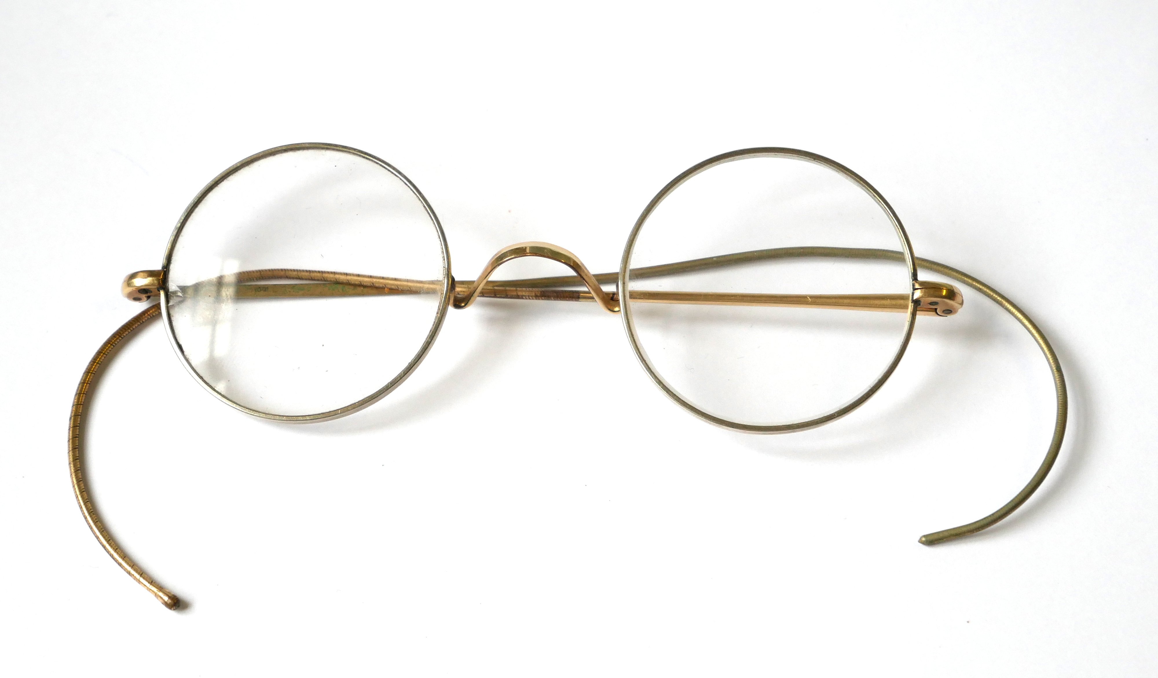 A PAIR OF LATE 19TH/EARLY 20TH CENTURY ROLLED GOLD READING SPECTACLES Circular lenses with white