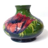 MOORCROFT, A ONION FORM POTTERY VASE. (12cm)