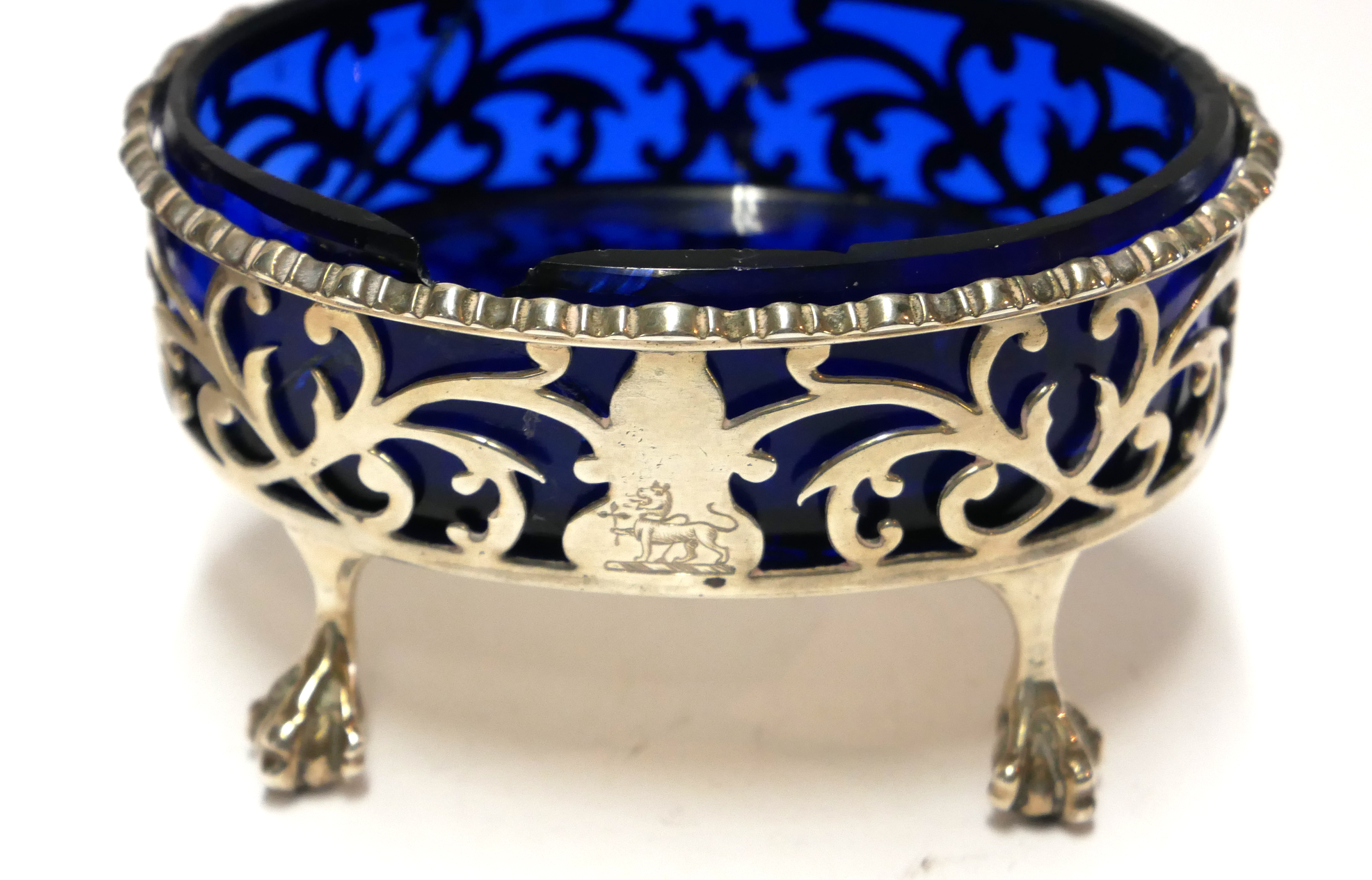 A PAIR OF GEORGIAN SILVER AND BLUE GLASS OVAL SALTS With pierced scrolled decoration raised on eagle - Image 2 of 4