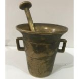AN 18TH/19TH CENTURY BRONZE PESTLE AND MORTAR. (10cm)