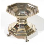 AN EARLY 20TH CENTURY SILVER COMMEMORATIVE OCTAGONAL TAZZA STAND Raised on four scrolled feet,