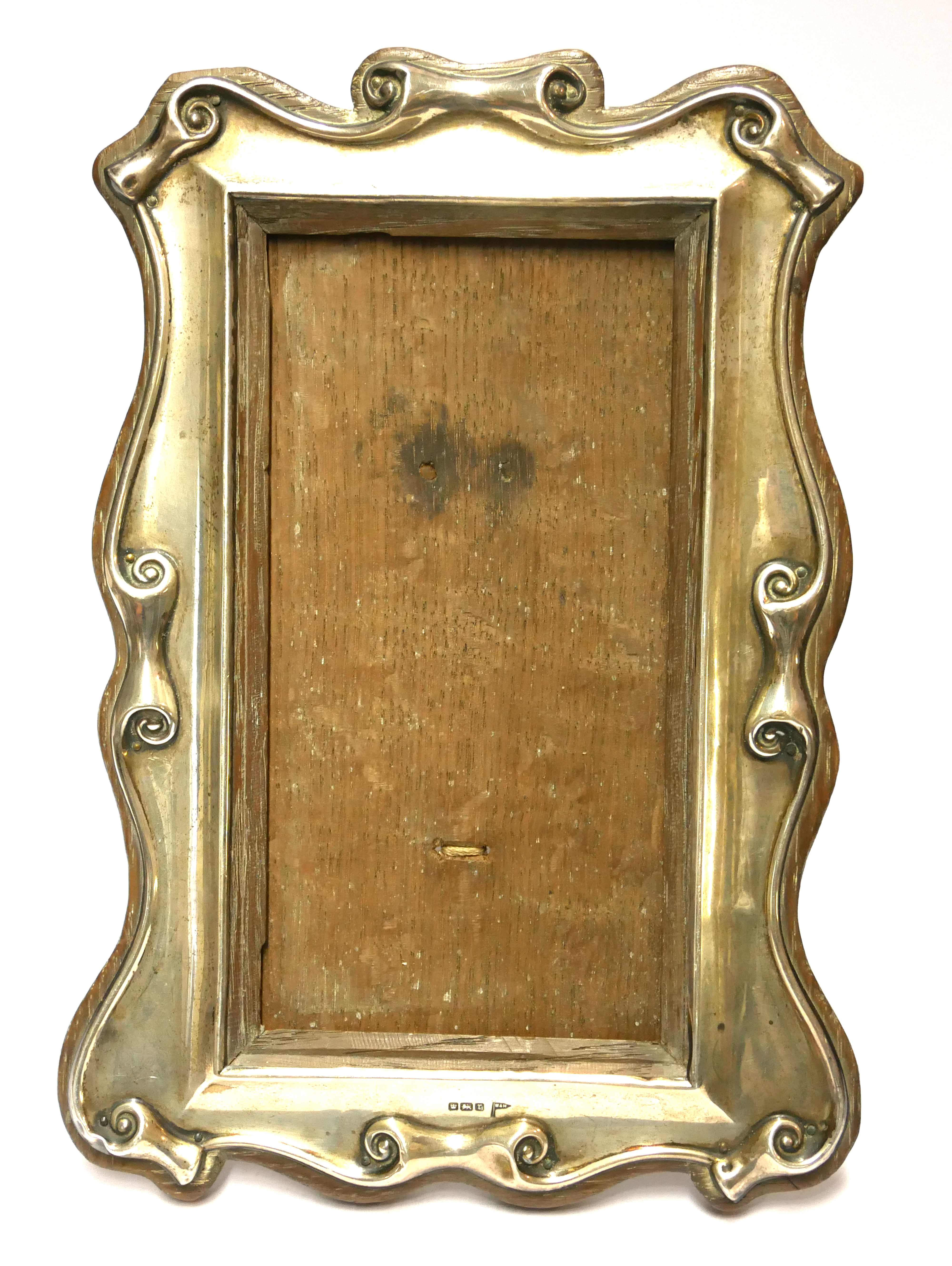 WALKER & HALL, AN EDWARDIAN SILVER EASEL PHOTOGRAPH FRAME Scrolled design hallmarked Sheffield,