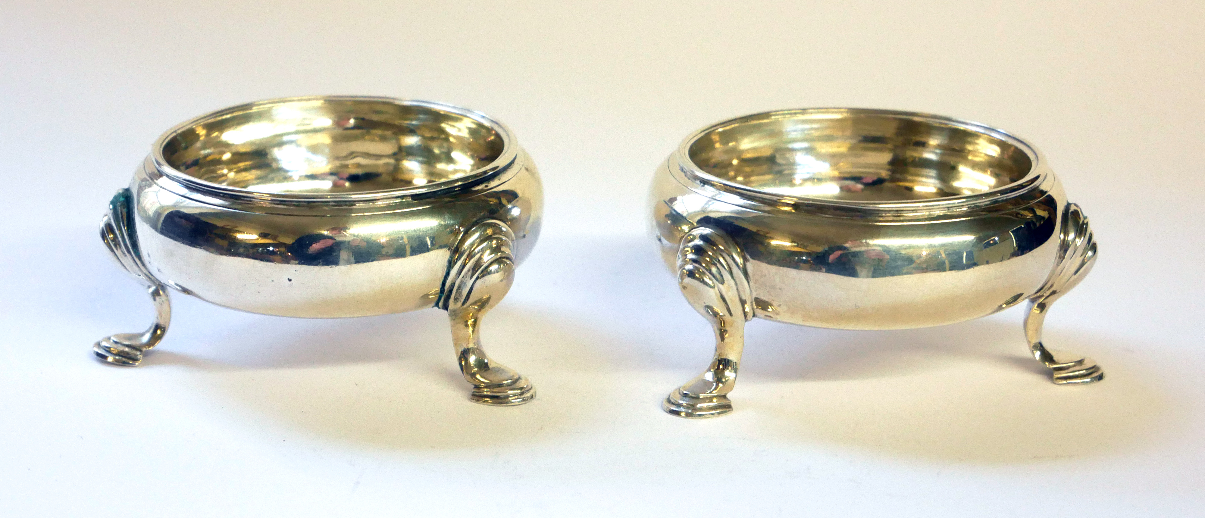 DAVID HENNELL, A PAIR OF GEORGIAN SILVER CIRCULAR SALTS On tripod legs, hallmarked London, 1750. ( - Image 2 of 4