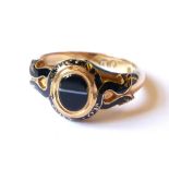 AN EARLY VICTORIAN 18CT GOLD BANDED AGATE AND ENAMEL MOURNING RING The oval stone with enamel