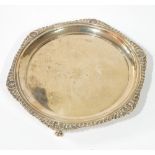 AN EDWARDIAN SILVER SALVER Gadrooned edge with shell, on scrolled legs. (approx 22cm)