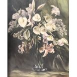 AN EARLY 20TH CENTURY OIL ON CANVAS Still life vase of flowers, gilt framed. (60cm x 72cm)