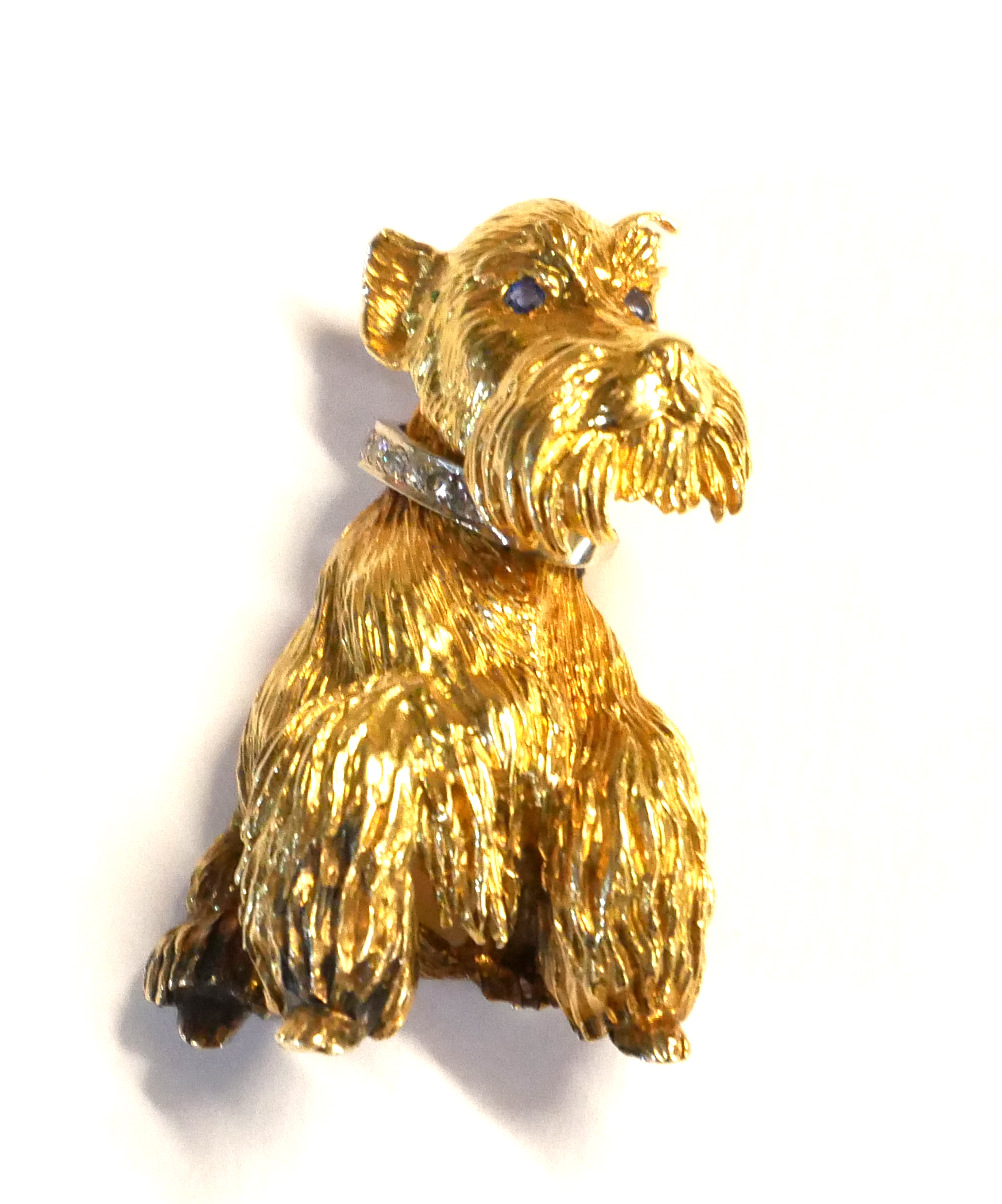 PETER LINDEMAN, A VINTAGE 18CT GOLD, DIAMOND AND SAPPHIRE BROOCH Modelled as a Scottie dog with