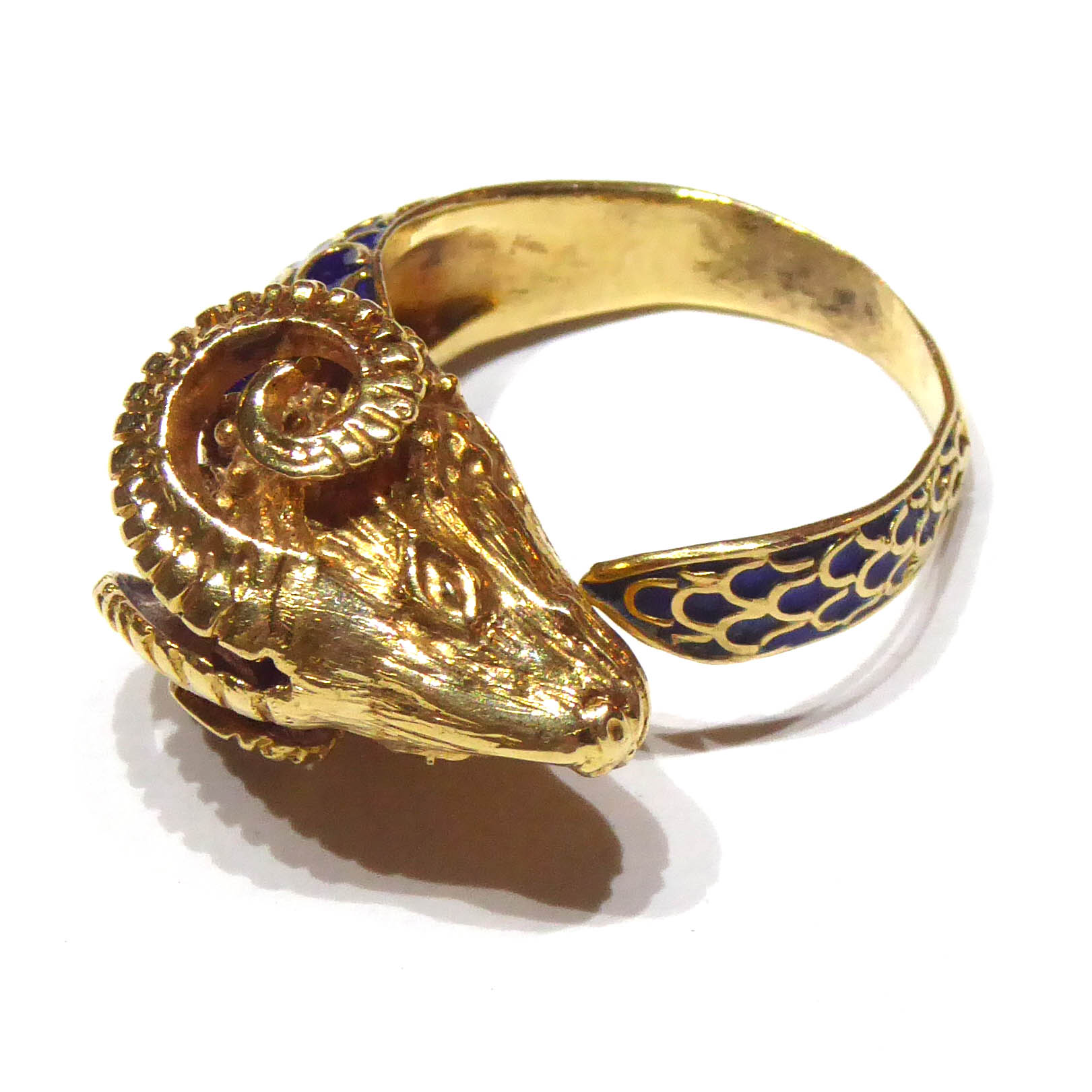 A VICTORIAN YELLOW METAL AND ENAMEL ETRUSCAN FORM RAMS HEAD RING Having blue email scale pattern - Image 3 of 4