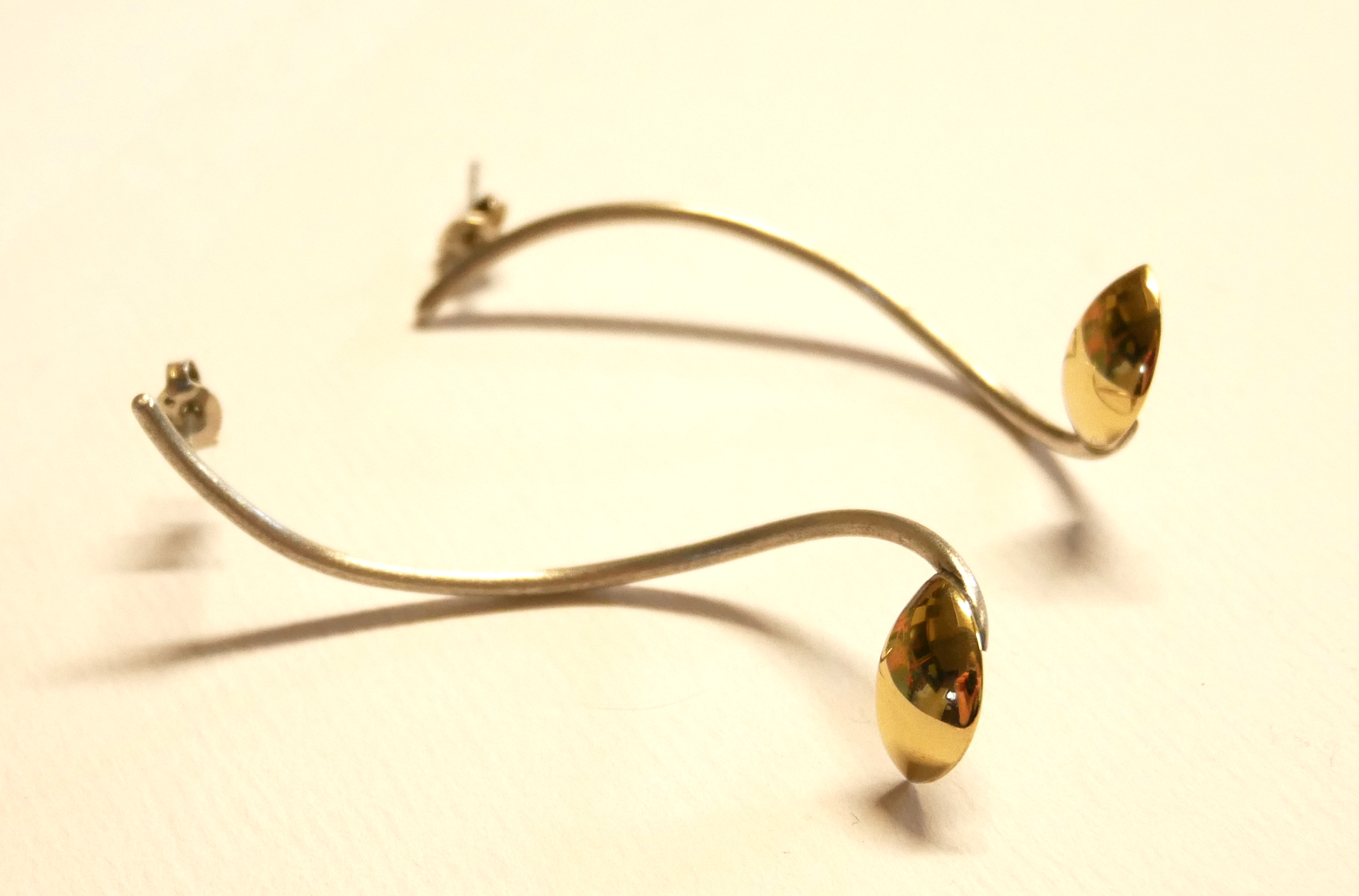 A PAIR 18CT BICOLOUR GOLD EARRINGS Having yellow gold leaf design with silver earring backs, - Image 2 of 2