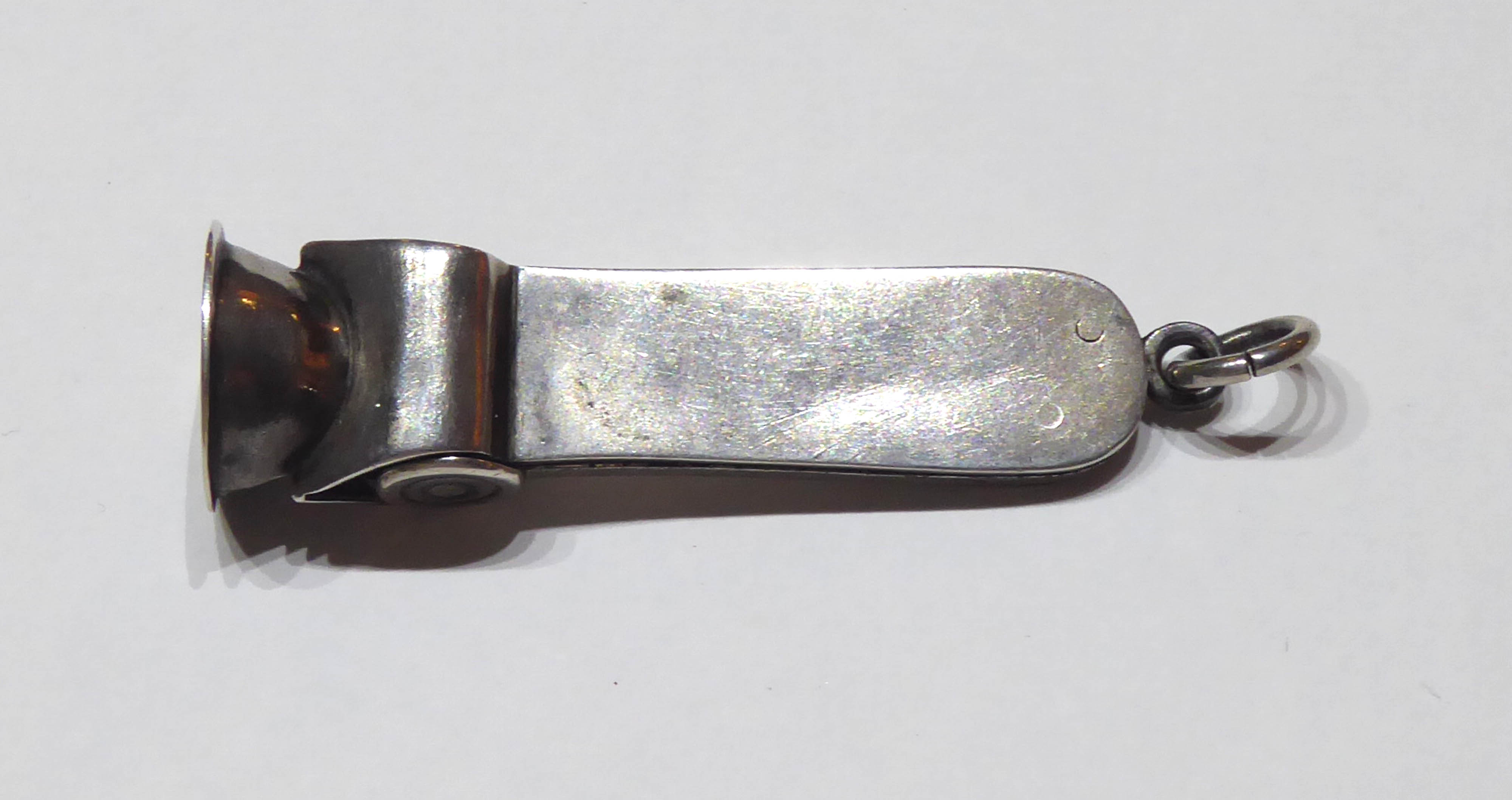 AN EDWARDIAN SILVER CIGAR CUTTER Plain design, hallmarked Chester, 1908. (approx 6cm) (weight approx - Image 2 of 3