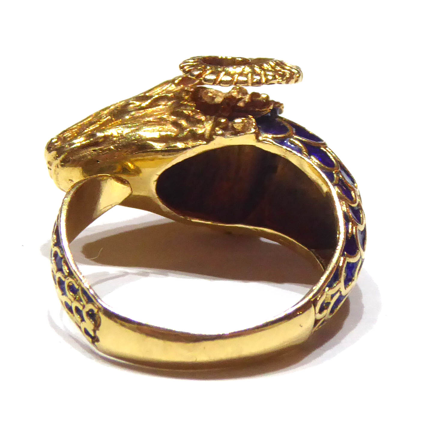 A VICTORIAN YELLOW METAL AND ENAMEL ETRUSCAN FORM RAMS HEAD RING Having blue email scale pattern - Image 4 of 4