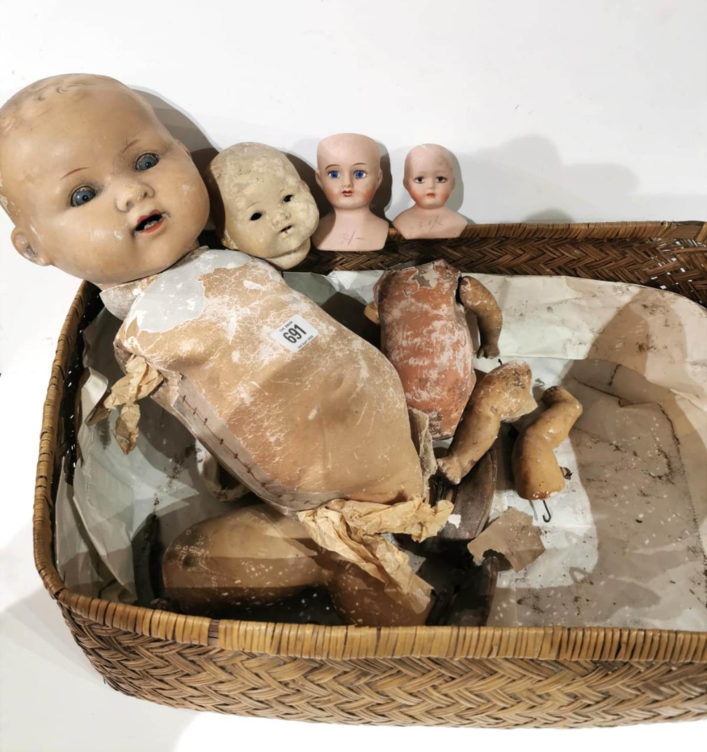 A COLLECTION OF EARLY 20TH CENTURY DOLLS HEADS AND PARTS.