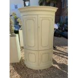 A GEORGIAN STYLE FRENCH GREY PAINTED FLOOR STANDING BOW FLOOR STANDING CORNER CUPBOARD With dental