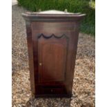 A GEORGIAN MAHOGANY WALL HANGING CORNER CABINET With shaped door above a single drawer. (85cm x 50cm