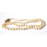 A VINTAGE 9CT GOLD AND PEARL NECKLACE The graduated strand of pearl with rope design to clasp. (