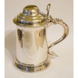 A GEORGIAN SILVER LIDDED TANKARD Plain form with spade finial to handle, hallmarked London, 1759,