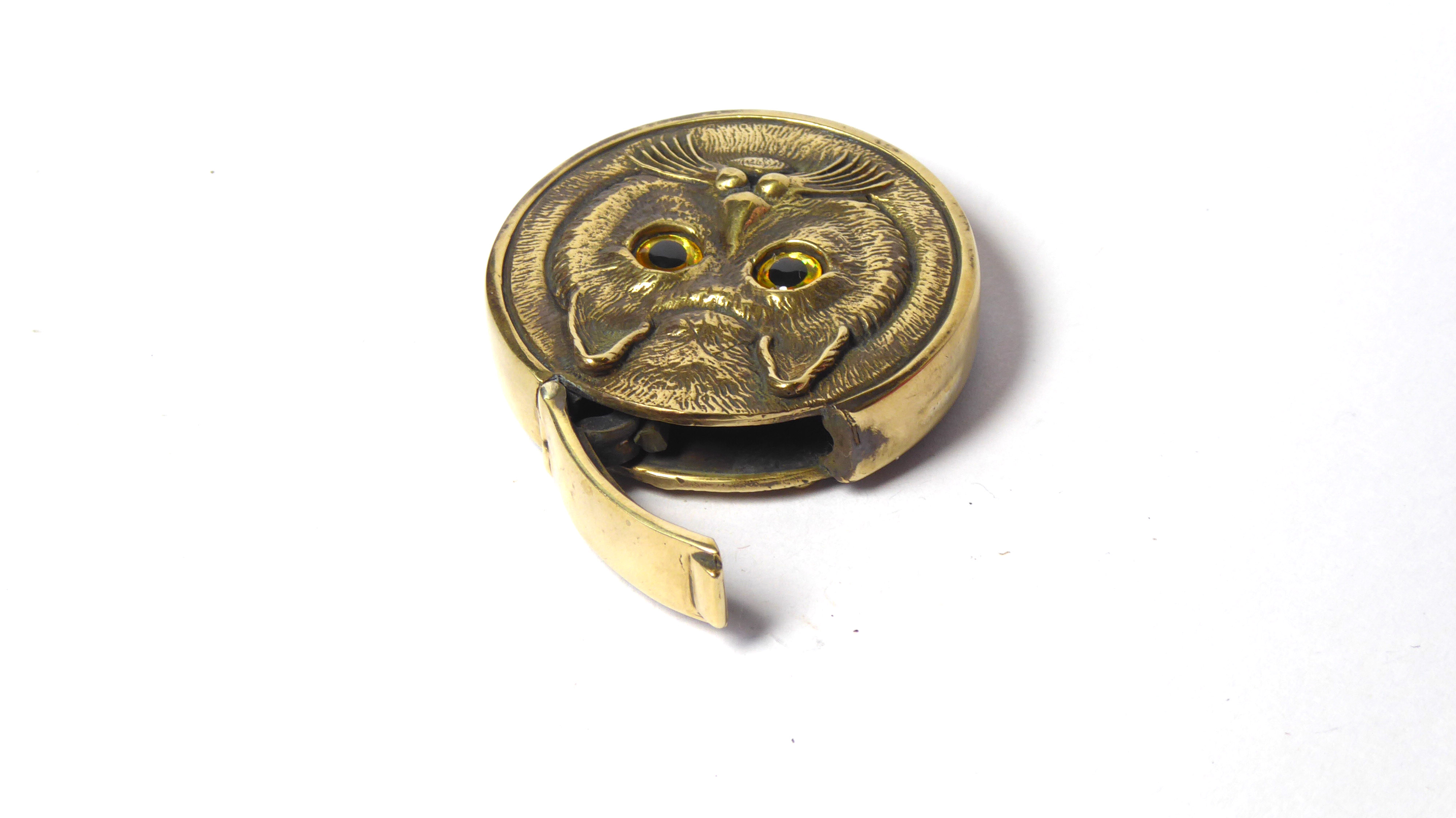 A BRASS NOVELTY VESTA CASE Twin sided, modelled as a cat's head with glass eyes. (approx 4cm) ( - Image 3 of 3