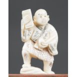 A LATE 19TH/EARLY 20TH CENTURY NETSUKE IVORY CARVING. (h 5cm)