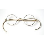 A PAIR OF LATE 19TH/EARLY 20TH CENTURY ROLLED GOLD READING SPECTACLES Circular lenses with white