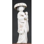 A LATE 19TH/EARLY 20TH CENTURY JAPANESE IVORY OKIMONO GEISHA CARVING Meiji period, signed. (h 18cm)