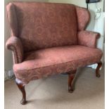 AN EARLY 20TH CENTURY MAHOGANY AND UPHOLSTERED GEORGE I DESIGN WINGBACK SETTE With scrolling arms