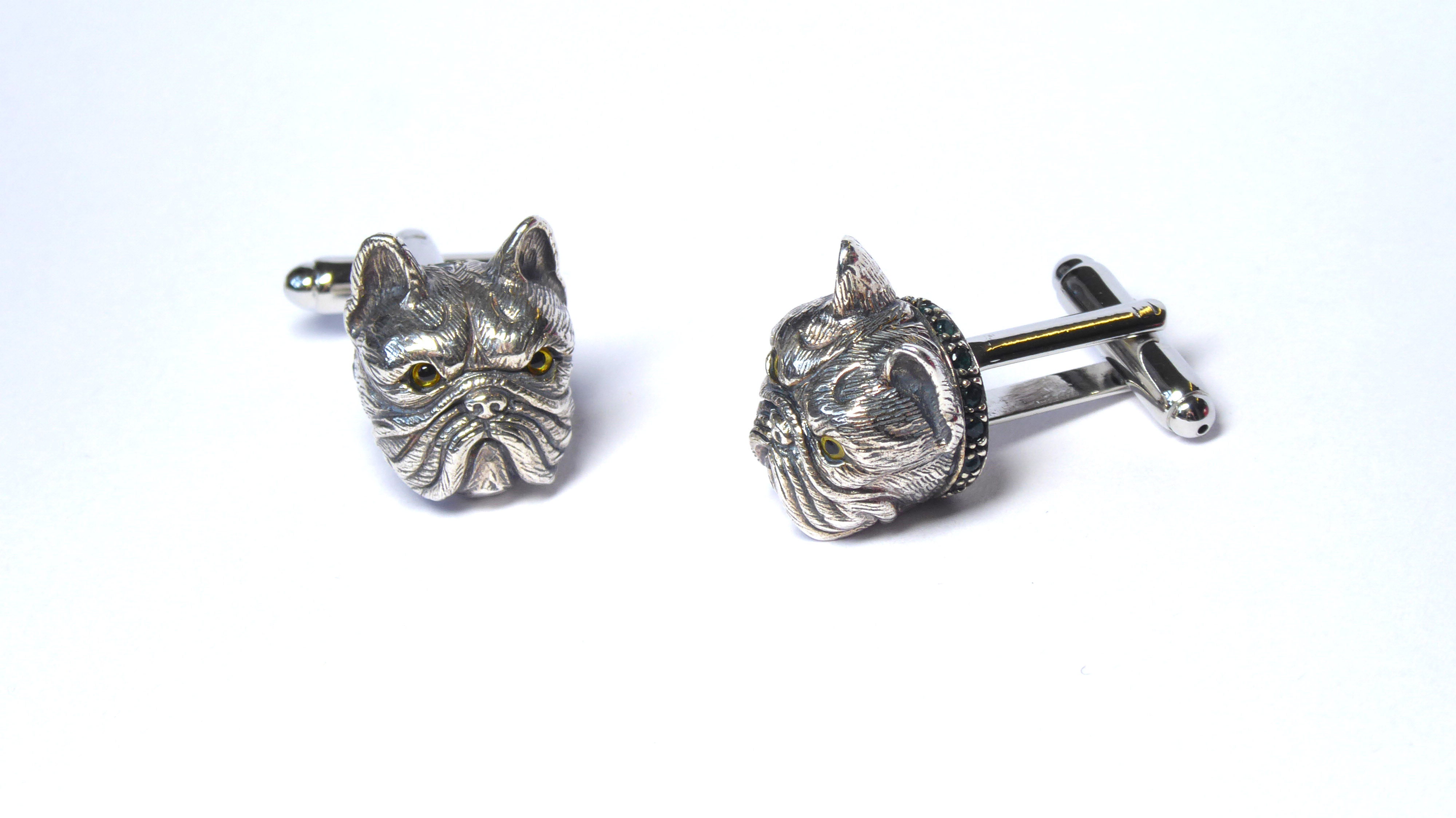A PAIR OF SILVER NOVELTY FRENCH BULLDOG CUFFLINKS Set with glass eyes and emerald set collar. (
