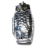 A SILVER PLATED NOVELTY OWL FORM SOVEREIGN CASE Having glass set eyes and half and full sovereign