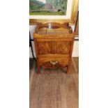 A GEORGIAN MAHOGANY TRAY TOP COMMODE With heavy brass handle, on square legs. (w 55cm x depth 51cm x