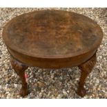AN EARLY 20TH CENTURY WALNUT CIRCULAR OCCASIONAL TABLE On squat cabriole legs with scroll feet. (