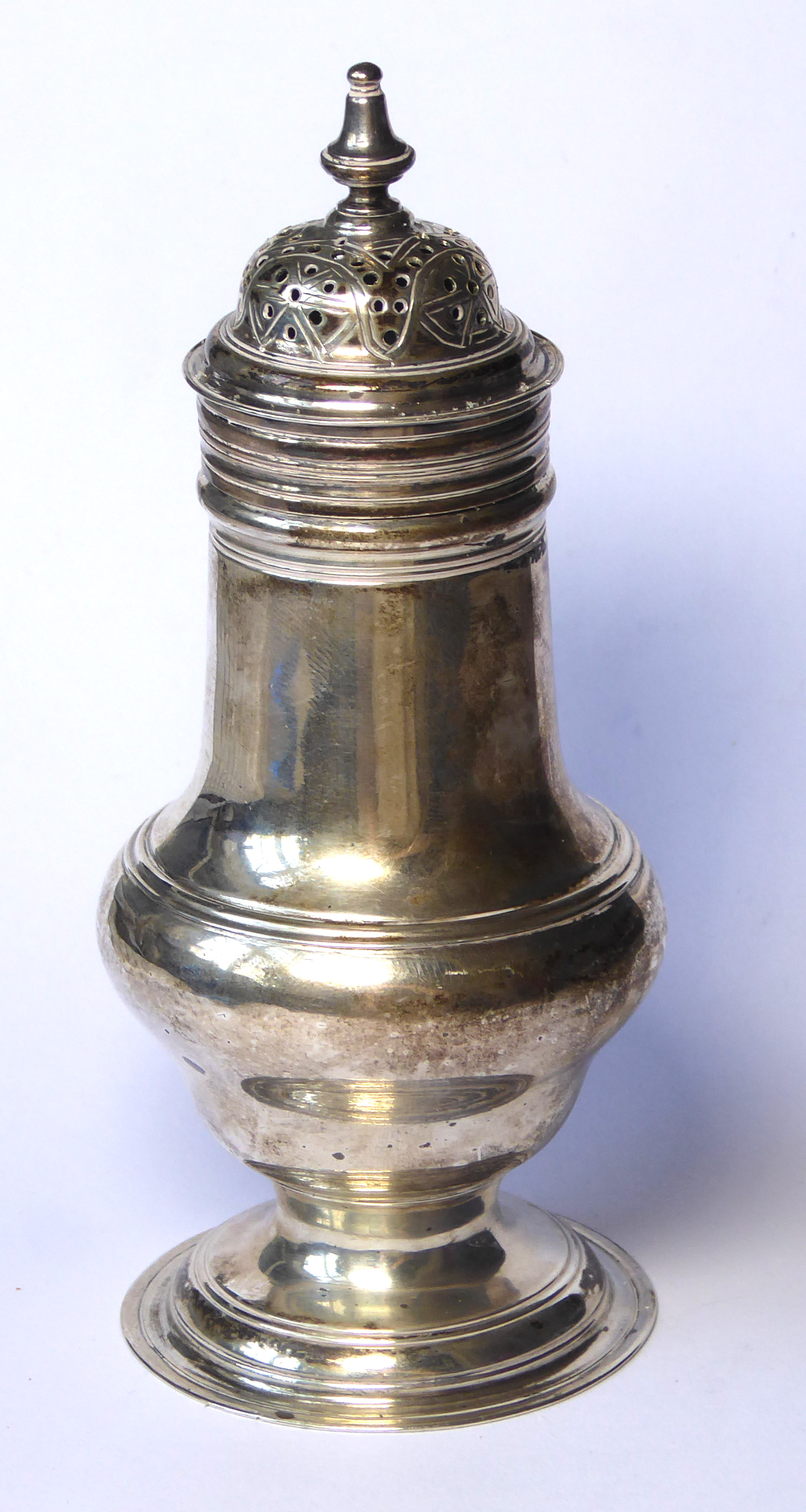 A GEORGIAN SILVER BALUSTER FORM CASTER Hallmarked Thomas and Jabez Daniell, London, 1772. (approx