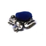 A SILVER NOVELTY FROG FORM PIN CUSHION Standing pose with blue velvet cushion. (approx 2cm)