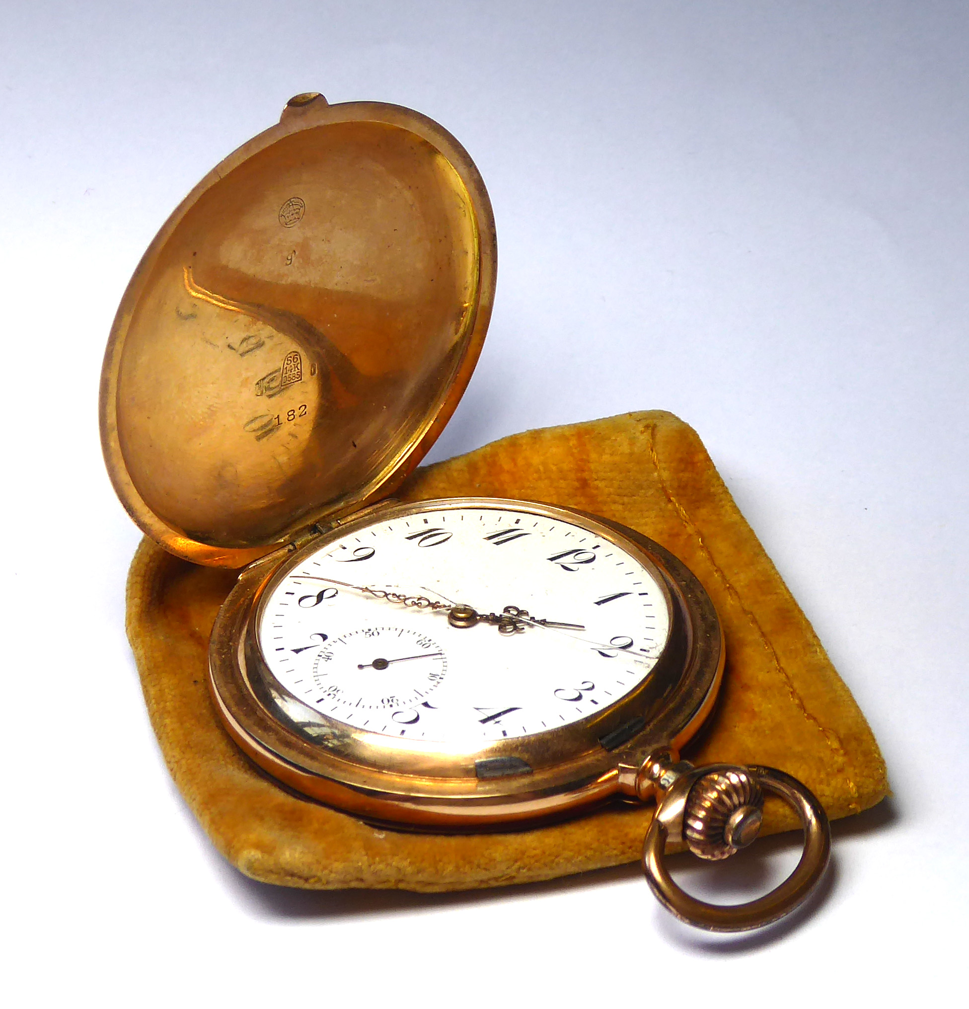 AN EARLY 20TH CENTURY 14CT GOLD GENT'S FULL HUNTER POCKET WATCH Having Arabic number markings and