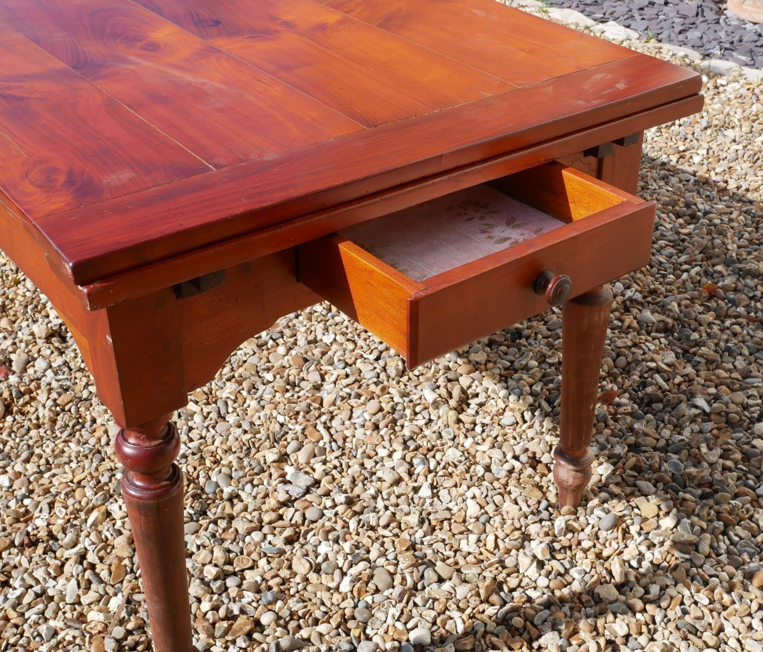 AN EARLY 20TH CENTURY FRENCH SOID CHERRYWOOD FOUR PLANK TOP DRAW LEAF TABLE With a single drawer and - Image 3 of 5