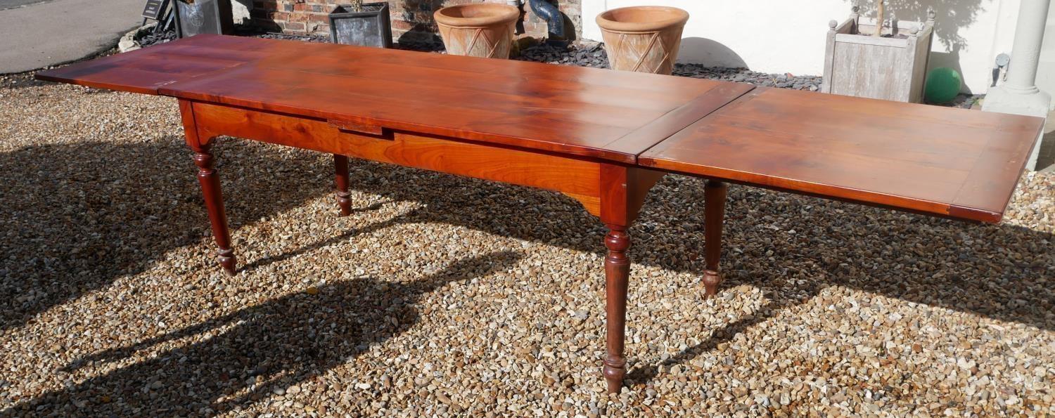 AN EARLY 20TH CENTURY FRENCH SOID CHERRYWOOD FOUR PLANK TOP DRAW LEAF TABLE With a single drawer and - Image 4 of 5