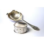 AN EARLY 20TH CENTURY SILVER STRAINER Having pierced decoration to handle and scalloped form bowl,