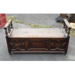 AN EARLY 20TH CENTURY OAK BENCH COFFER Of 17th Century design. (123cm x 49cm x 64cm)