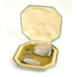 AN EARLY 20TH CENTURY STERLING SILVER CRAVATTE RECTANGULAR CLIP AND TIEPIN With engine turned