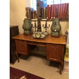 AN EARLY/MID 20TH CENTURY DUTCH OAK DRESSING TABLE With an arrangement of three drawers, on cabriole