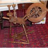 A MID 20TH CENTURY DUTCH OAK SPINNING WHEEL. (82cm)