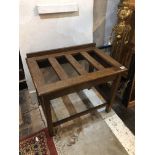 AN EARLY 20TH CENTURY OAK LUGGAGE RACK. (60cm x 40cm x 52cm)