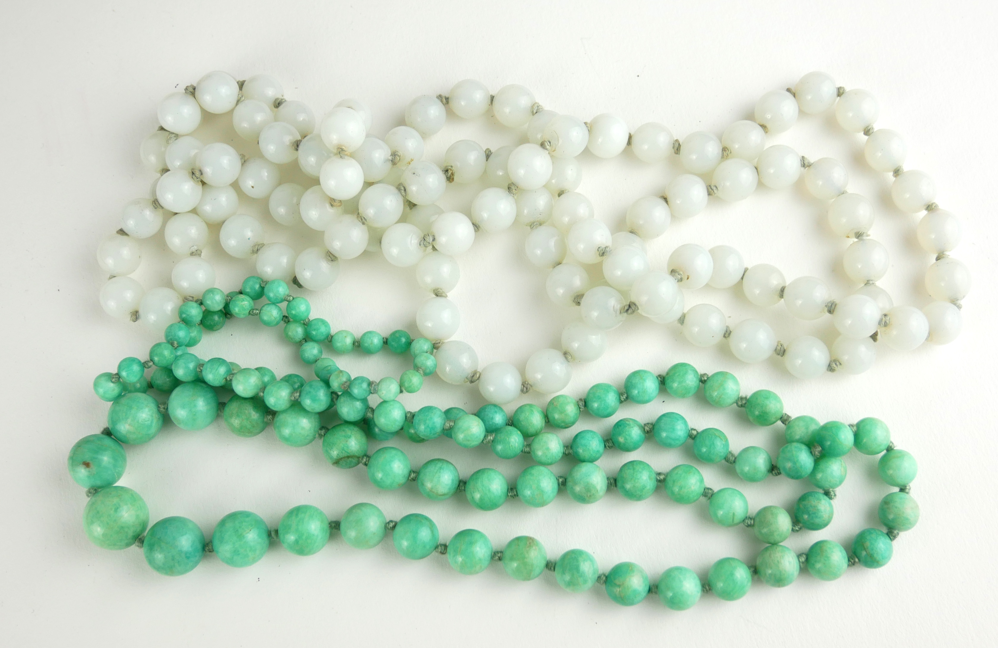 TWO VINTAGE HARDSTONE NECKLACES Comprising a single strand of spherical beads and a strand of - Image 2 of 2