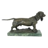 A BRONZE STATUE OF A HUNTING DOG On a rectangular green marble base. (w 44cm x d 15cm x h 26cm)
