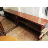 A PAIR OF VICTORIAN STYLE MAHOGANY FLOORSTANIDNG LOW BOOKCASES. (136cm x 31cm x 68cm)