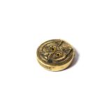 A NOVELTY BRASS CAT FORM VESTA CASE Circular form with glass eyes and strike to base. (approx 4.5cm)